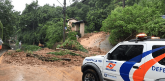 Carro da defesa Civil em queda de barreira em Florianópolis, cidade que teve maior acúmulo de chuvas em sc em 21 de janeiro