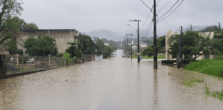 Rua alagada no município de Timbó