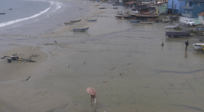 Praia do Pântano do Sul; faixada de areia longa e mar - Defesa Civil alerta