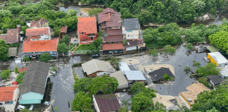 foto aérea de ruas e casas inundadas logo após Rompimento da lagoa da Casan