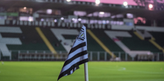 Bandeirinha do Figueirense na beira do Estádio Orlando Scarpelli