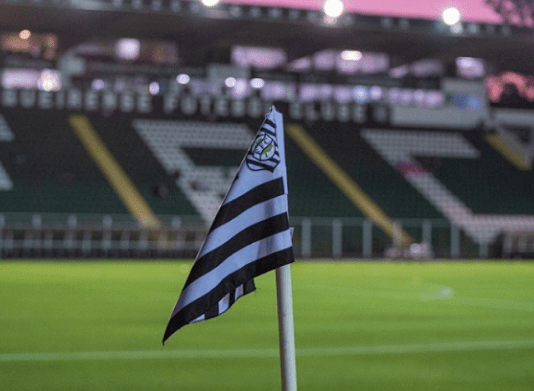 Bandeirinha do Figueirense na beira do Estádio Orlando Scarpelli