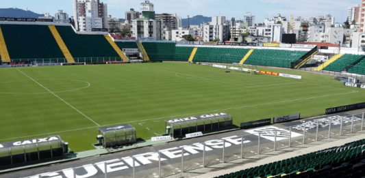 Estádio Orlando Scarpelli, em Florianópolis; campo e arquibancada - Figueirense é rebaixado para a Série C