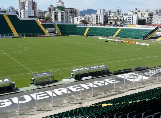 Estádio Orlando Scarpelli, em Florianópolis; campo e arquibancada - Figueirense é rebaixado para a Série C