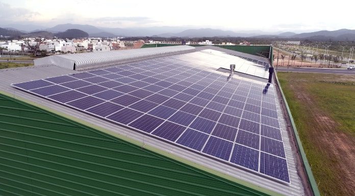 geração de energia solar em SC - telhado de galpão coberto de painéis fotovoltaicos