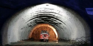 Empresas buscam por trabalhadores para obras do contorno viário em Palhoça - foto de um túnel em construção com máquina dentro