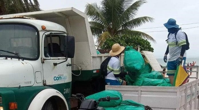 dois funcionários da comcap sobre pequena caçamba ao lado de caminhão e quadriciclo - camara retirou exclusividade da comcap em coletar lixo em florianópolis