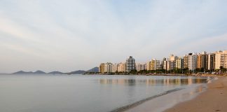 baía norte da grande floranópolis com prédios da beira-mar - clima para amanhã nublado em santa catarina