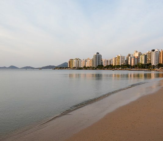 baía norte da grande floranópolis com prédios da beira-mar - clima para amanhã nublado em santa catarina