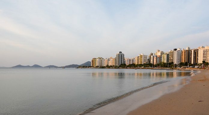 baía norte da grande floranópolis com prédios da beira-mar - clima para amanhã nublado em santa catarina