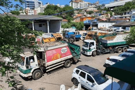 Veículos de coleta de lixo parados na garagem da Comcap