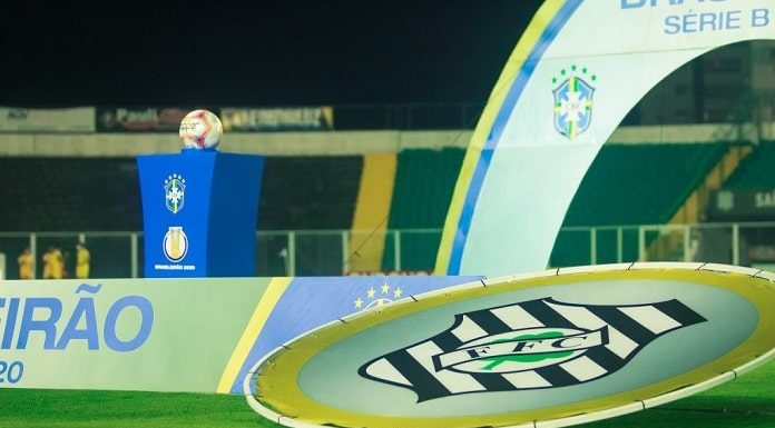 banner do figueirense em gramado com palanques da cbf ao fundo e bola em pedestal