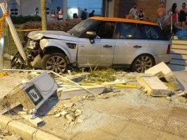 evoque destruído sobre calçadas com escombros após motorista atropelar duas mulheres nos ingleses