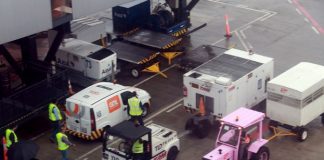 veículos de carga em pátio de aeroporto onde está o novo lote de vacinas