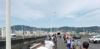 Servidores da Comcap mantém greve em Florianópolis - na imagem fazem passeata sobre ponte pedro ivo campos