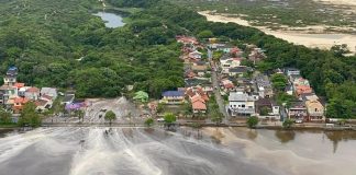 Fauna marinha morre na Lagoa da Conceição após rompimento de lagoa - imagem aérea mostra água vazando logo após acidente