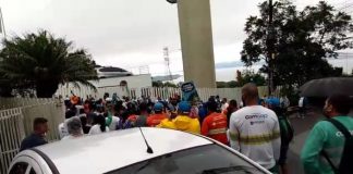 Servidores da Comcap entram em greve e protestam contra imprensa no alto do morro da cruz