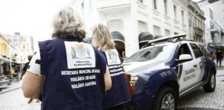 Duas mulheres de costas com o uniforme da Vigilância Sanitária da PMF