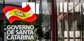 Recuperação fiscal: Adesivo colado em porta de vidro, escrito Governo de Santa Catarina e a bandeira do Estado