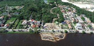 Foto de cima da Lagoa da Conceição. Em baixo uma aguá escurecida, em cima área verde com casas e terrenos dividindo espaço. Dos 9 pontos de coleta do IMA, 1 não é próprio para banho na Lagoa.