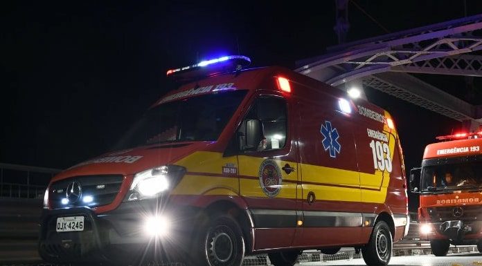 Ambulância dos Bombeiros em atendimento à ocorrência