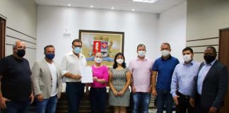 prefeito e vereadores posam para foto com documento em que solicitam mudanças na cobrança de taxa de lixo em são josé