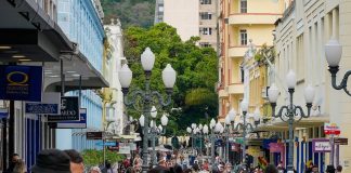 home office: para simbolizar matéria sobre novas medidas restritvas em sc, foto mostra pessoas usando máscara em um calçadão do centro de florianópolis