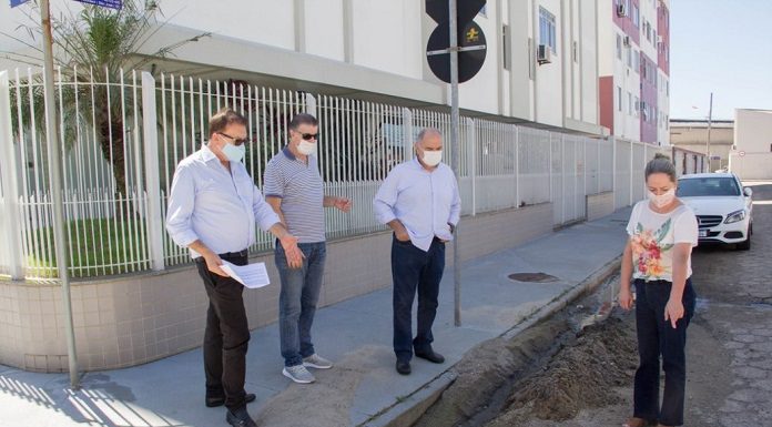 prefeito orvino, vereadora meri hang e mais dois homens conferem buracos em ruas de são josé; eles olha em apontam em uma esquina para pavimento de lajotas