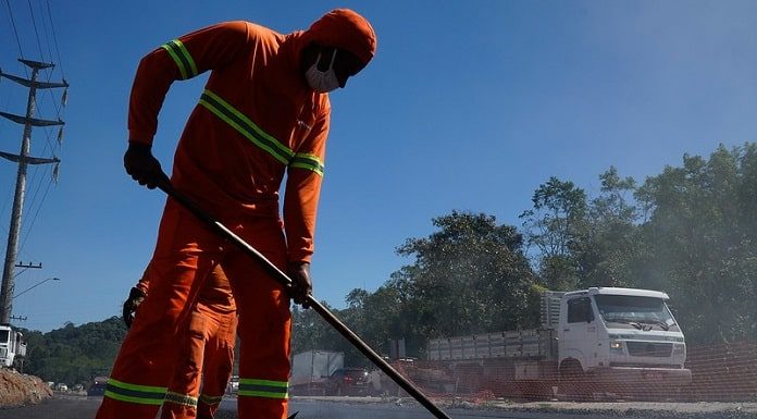 homem trabalha em obra de asfaltamento - Vagas de emprego em Florianópolis e São José cadastradas no Sine