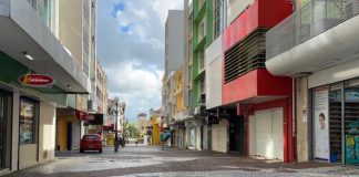 calçadão do centro de florianópolis vazio - secretários pedem lockdown para evitar colapso nacional