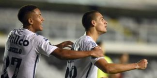 dois garotos da base do santos comemoram gol