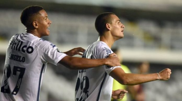 dois garotos da base do santos comemoram gol