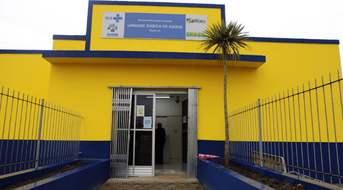 Atenção Básica: Unidade básica de saúde em Biguaçu; amarelo e azul marinho