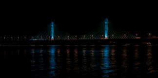 Ponte de Laguna com iluminação cênica azul