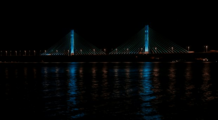 Ponte de Laguna com iluminação cênica azul