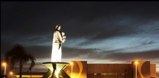 padroeiro são josé iluminado à noite ao lado do centro multiuso na avenida beira-mar