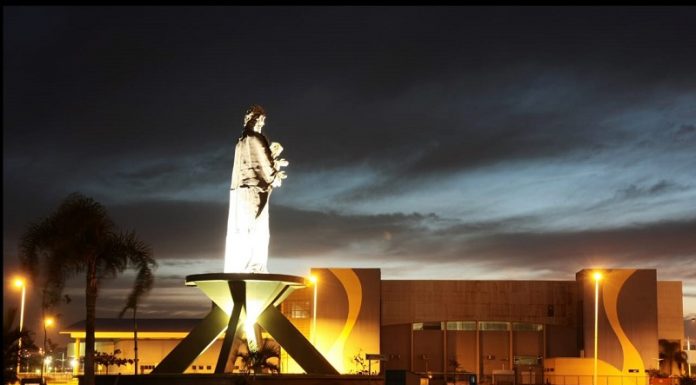 padroeiro são josé iluminado à noite ao lado do centro multiuso na avenida beira-mar