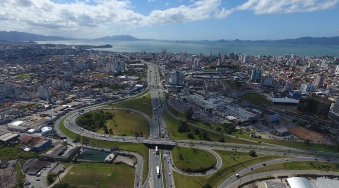 foto aérea do elevado de intersecção da br 101 com a via expressa e cidade de são josé ao fundo