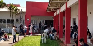 pessoas na frente do centro de covid no cati de são josé