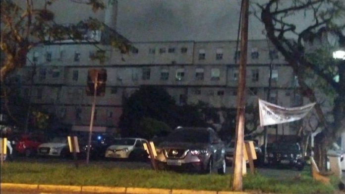 Hospital Regional de São José no escuro após apagão. Na foto, é possível ver que está anoitecendo e as luzes do hospital estão apagadas.