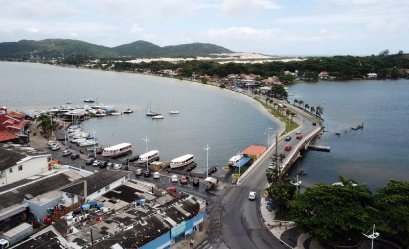 foto áerea da lagoa, aparecendo a ponte, parte do centrinho e cais dos barcos - lagoa da conceição está imprópria para banho