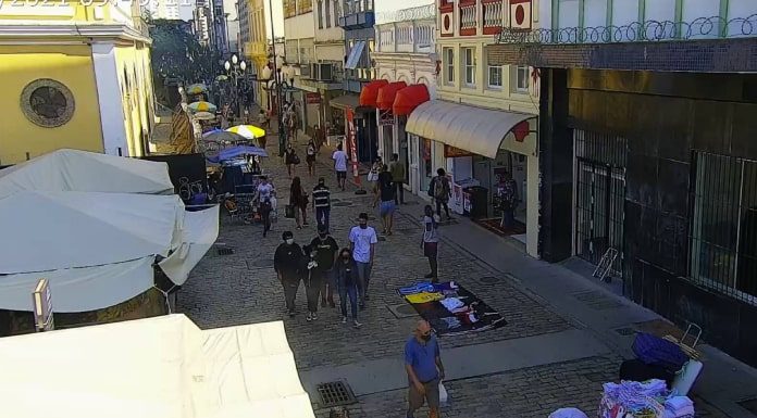 pessoas andando em calçadão do centro de florianópolis - Restrição de atividades na Grande Florianópolis