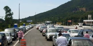 fila de carros em ponto de drive-thru - vacinação de idosos de 67 e 68 anos em Florianópolis