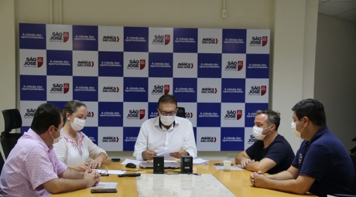 vereadores do psd reunidos com prefeito ao redor de mesa, todos de máscara - conversa sobre zona azul de são josé