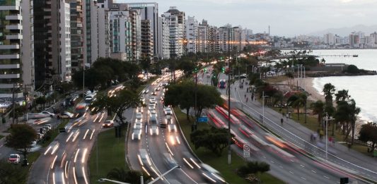 muitos carros passando na beira-mar em Florianópolis - mudanças no código de trânsito brasileiro