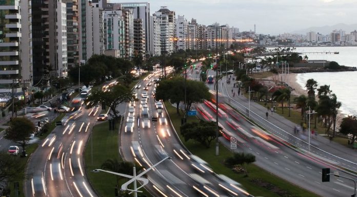 muitos carros passando na beira-mar em Florianópolis - mudanças no código de trânsito brasileiro