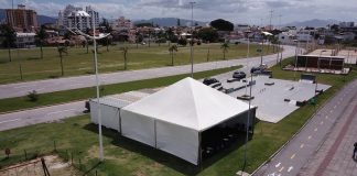 tenda de vacinação na beira-mar continental - Florianópolis terá pontos de vacinação de segunda dose (78+) neste sábado