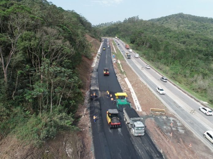 Áreas verdes na parte esquerda e direita da foto, ao centro o movimento de carros de um lado e do outro obras na BR-470. Com os PLs aprovados na Alesc, SC deve destinar recursos próprios para obras federais na BR-163, BR-470 E BR-280