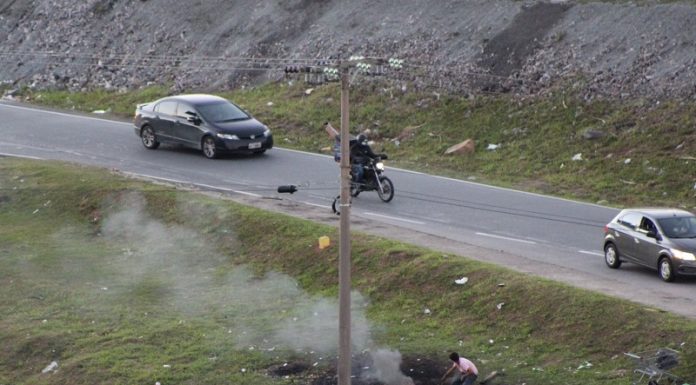 Morador de Campinas, em São José, registra próximo à via moradores em situação de rua em uma parte de grama com uma parte queimada, onde eles fazem fogo próximo a um poste. O aumento da população de rua está ligado ao furto de fiação elétrica nas localidades, o material é revendido.