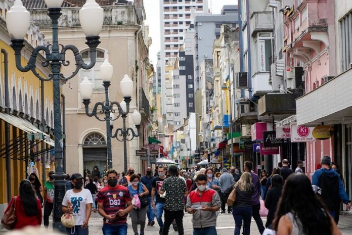 Rua de Florianópolis com movimentação de várias pessoas. A foto ilustra a decisão da justiça que suspende a deliberação prévia do coes nas ações do governo na pandemia.